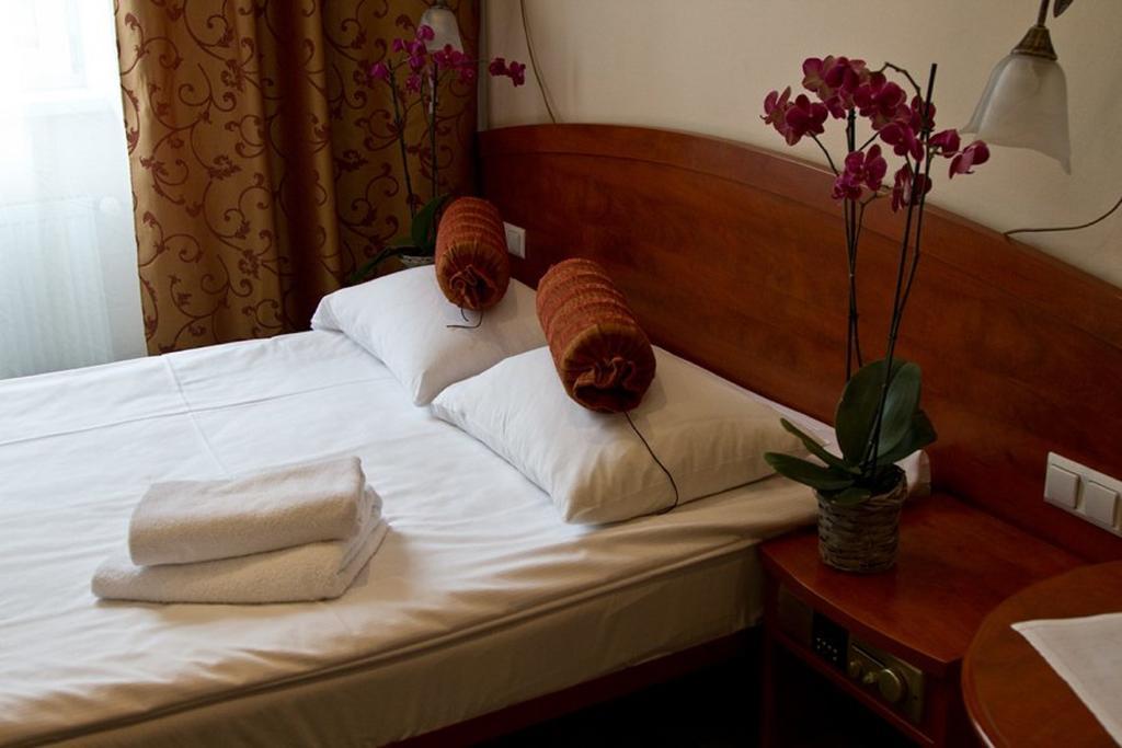 Hotel Arkadia Legnica Habitación foto