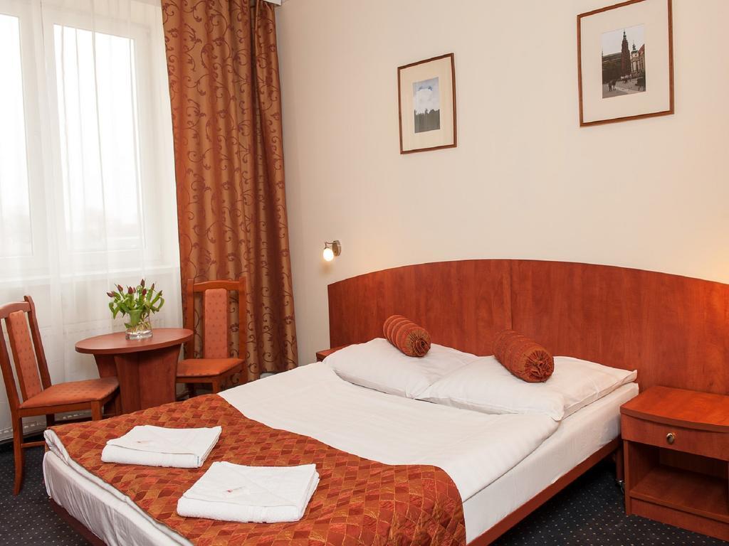 Hotel Arkadia Legnica Habitación foto